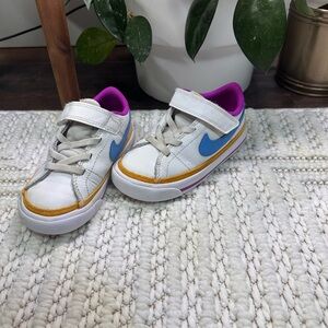 Nike Kids White and Blue Sneakers with Purple Accents